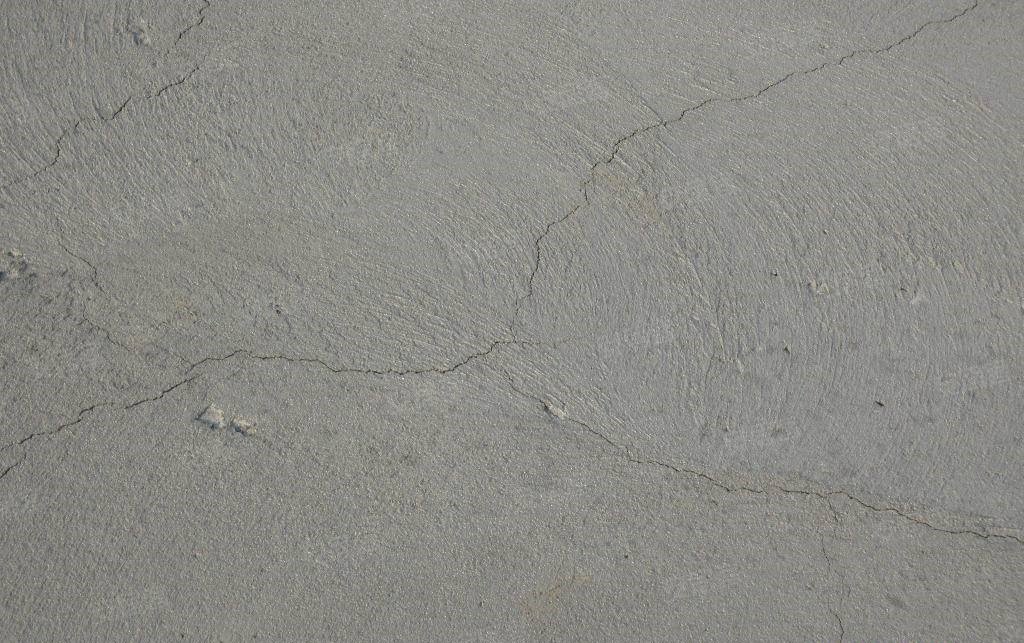 水泥浇筑的楼板,表面有裂纹,缝隙一旦超0.3mm,不补都
