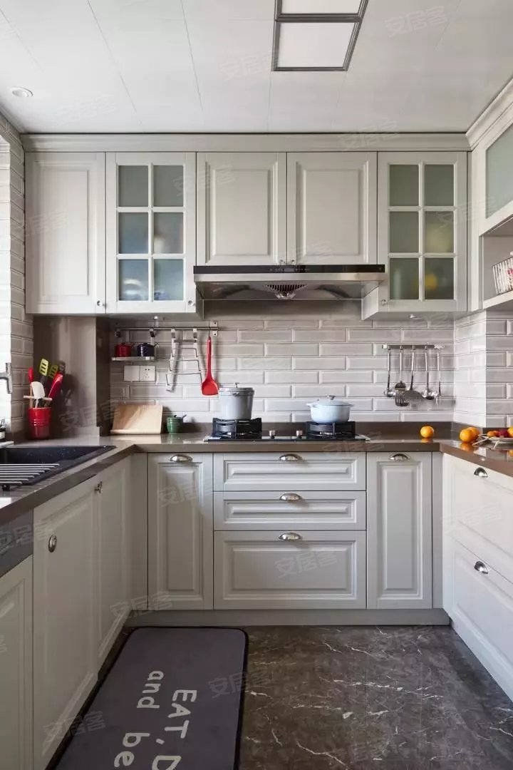 厨房整体用白色橱柜搭配白色台面,干净利落.