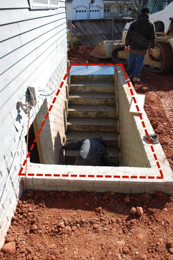 给通往半地下室的楼梯口加个顶盖,结实安全防灌水,采光没影响