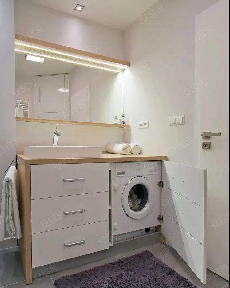 利用浴室柜台面下地方,把洗衣机安排进去.