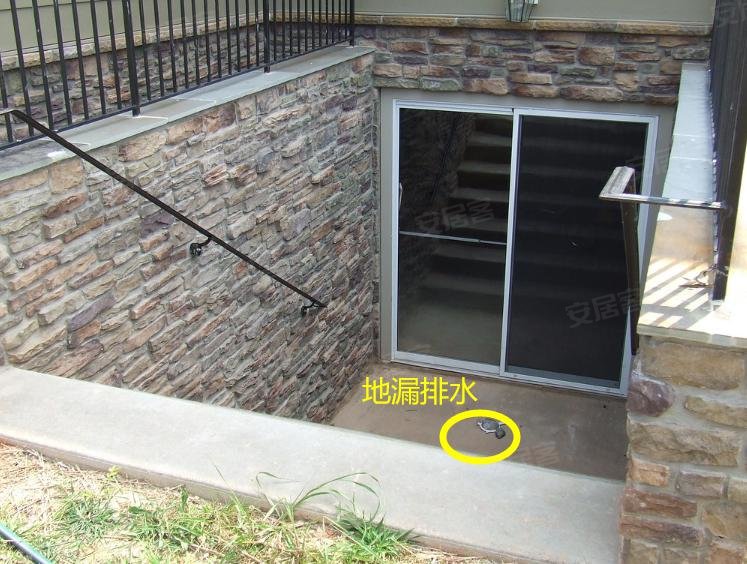 给通往半地下室的楼梯口加个顶盖,结实安全防灌水,采光没影响