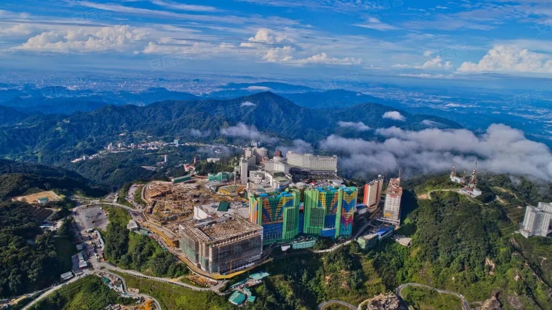 云顶高原是马来西亚新开发的旅游和避暑胜地,位于鼓亨州西南吉保山脉