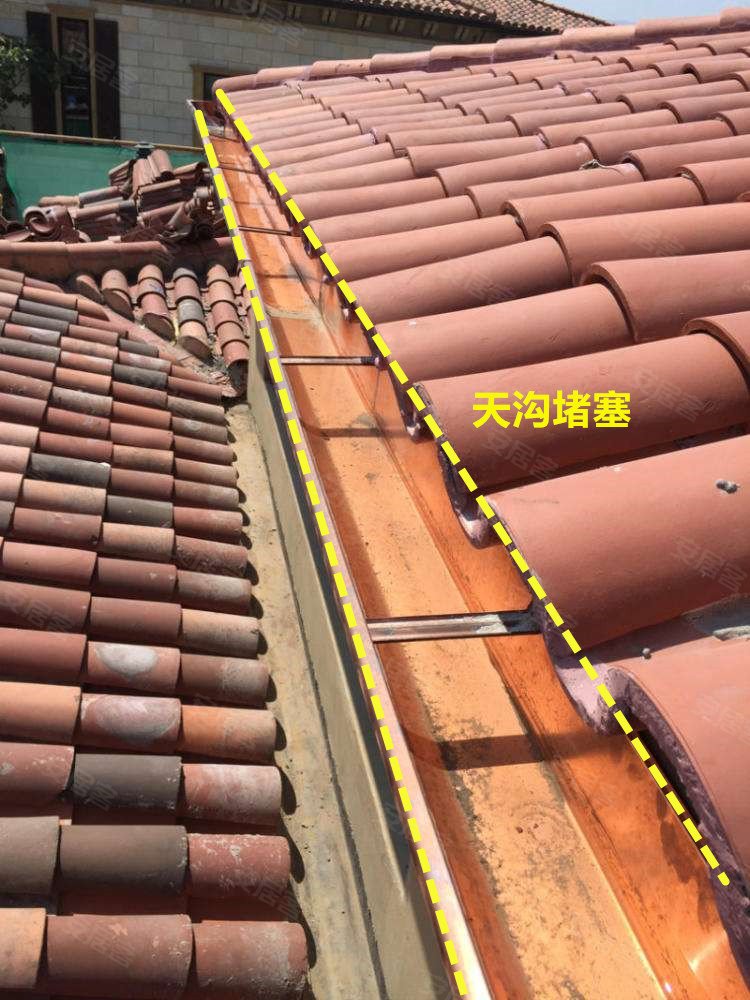 30年老房成水帘洞,后悔屋顶排水用天沟没用一檐,不宜堵排水快