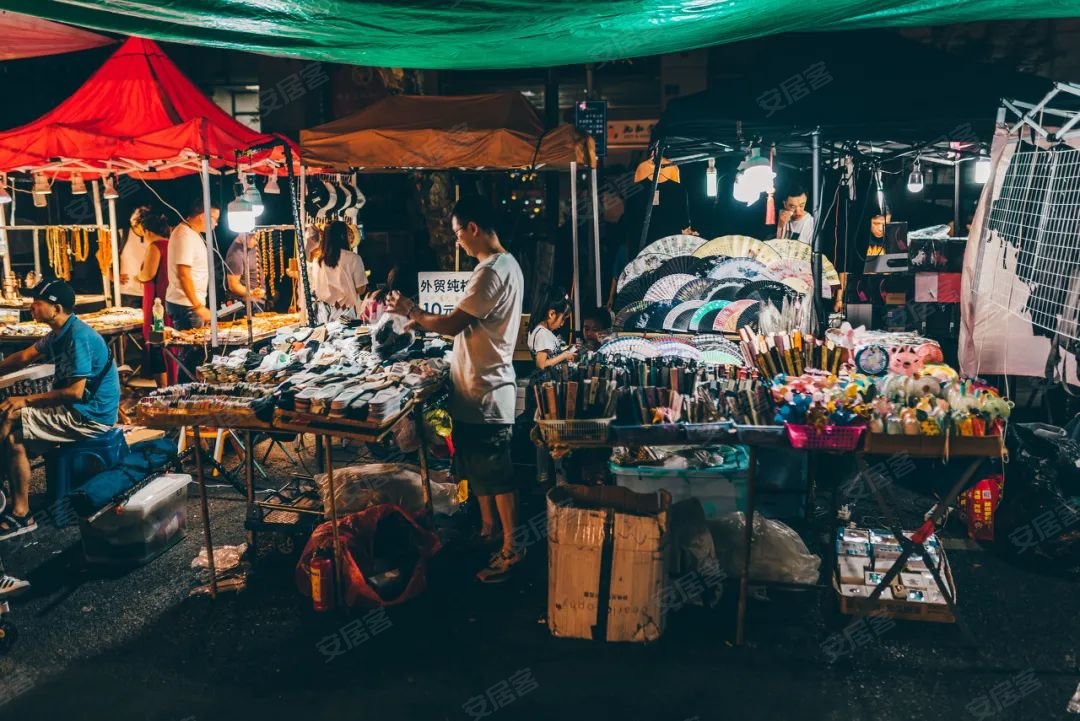 每个城市也都有至少一个"非著名"地摊夜市