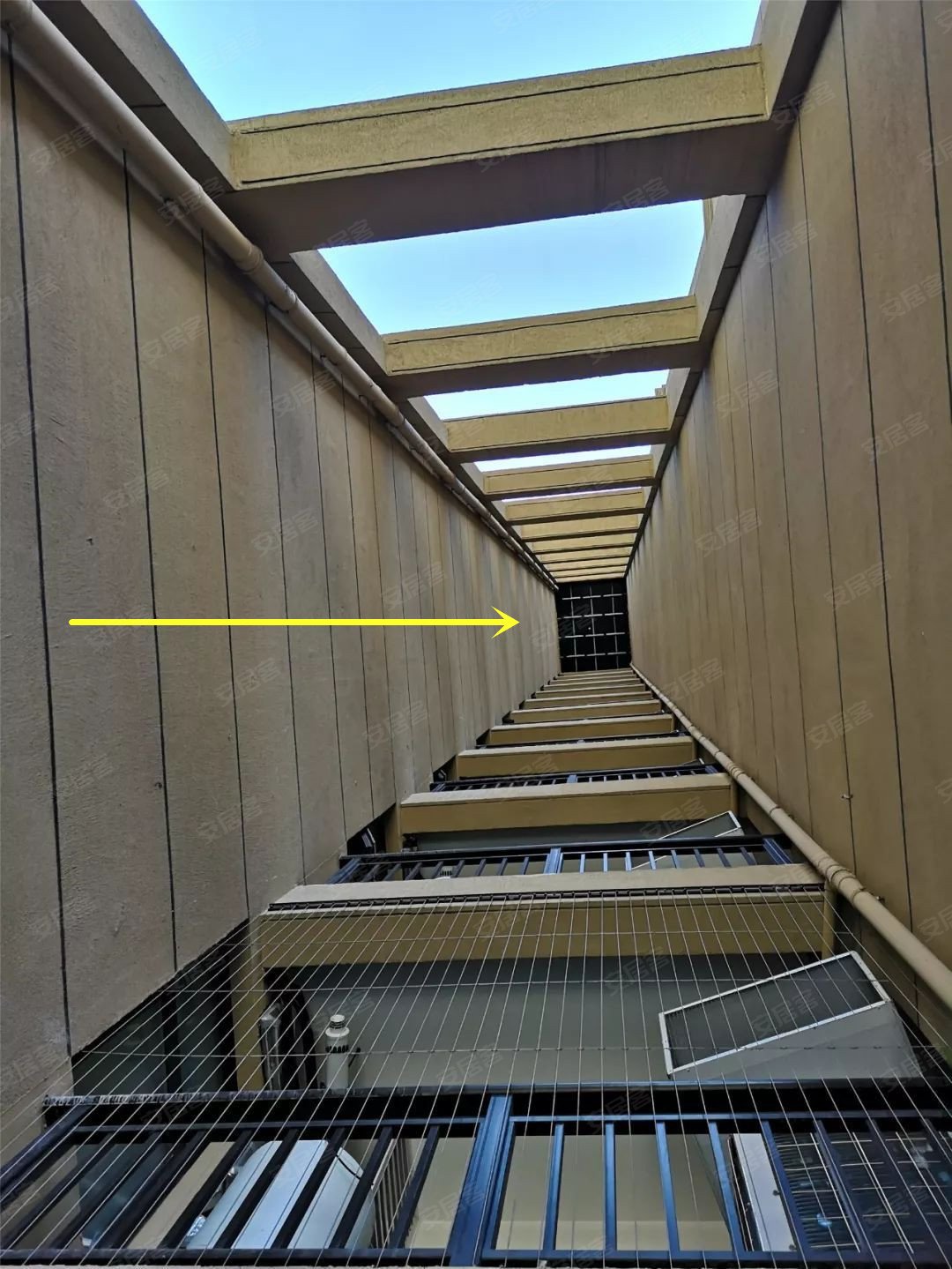 很多业主家都是厨房和卫生间正对着通风井,家里的噪音通过通风井会被