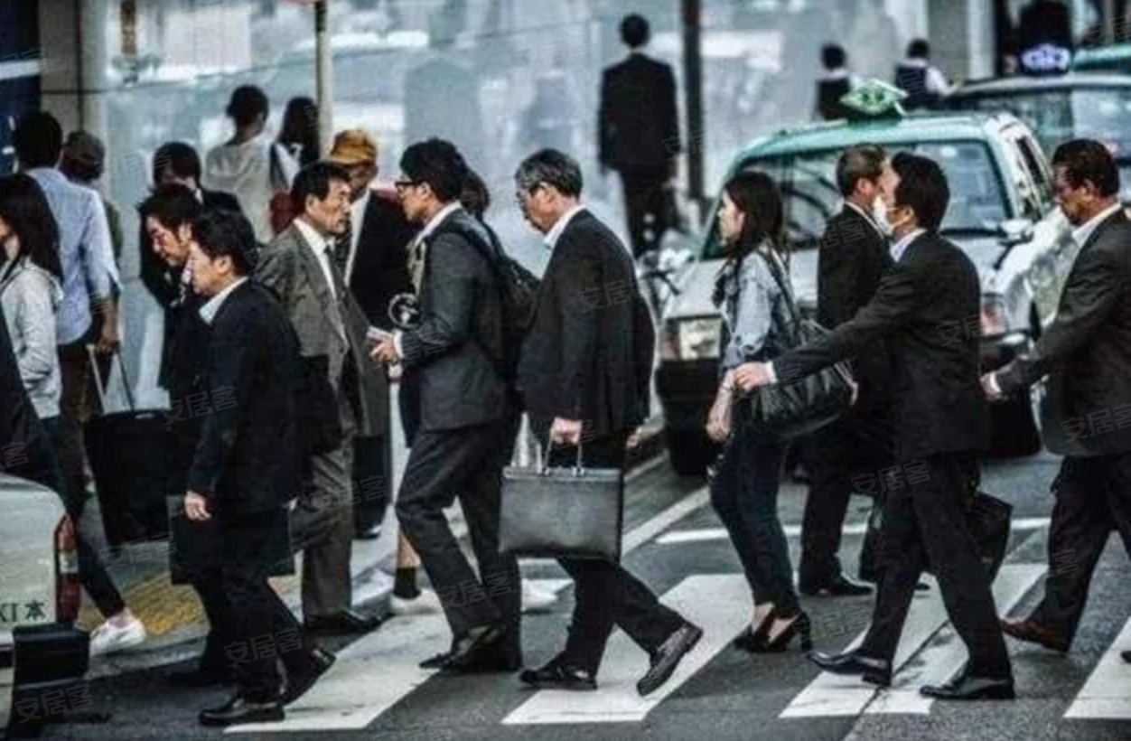 奔走在上班途中的日本上班族 或脚步匆忙 或利用碎片时间 为当天的