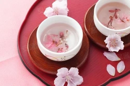 除了传统的"樱花限定美食,日本的商户们也做出了很多新潮的食