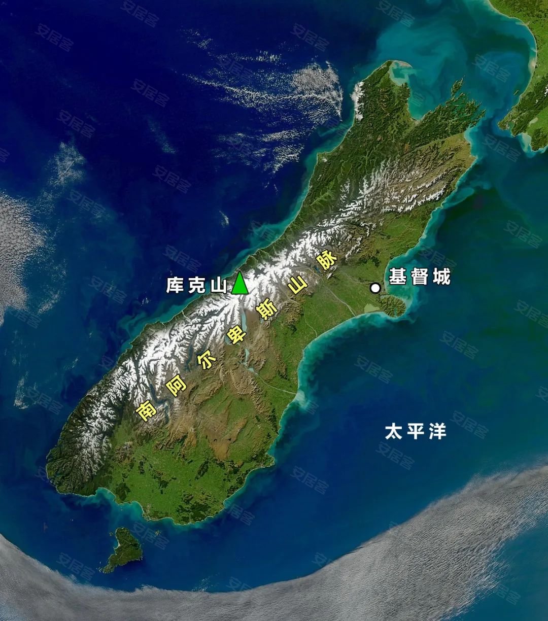 nasa衛星拍攝的南島,能清晰看見被白雪覆蓋的南阿爾卑斯山脈 .