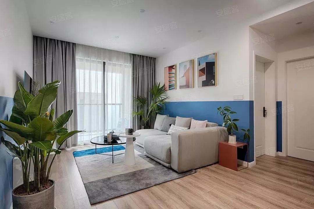 86㎡两室蓝白拼接墙面从客厅美到卧室床和书桌一体设计